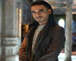 All of us recognize him with his character Meliorn in the Netflix series 